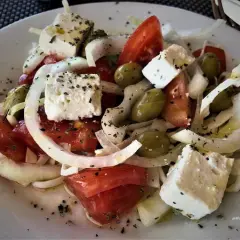 Jak zrobić sałatkę grecką? Odkryj oryginalny przepis Horiatiki!