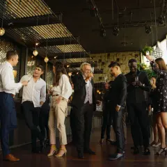 Impreza firmowa w klubie: Jak ubrać się z klasą i swobodą?