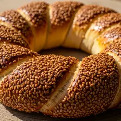 En gyllene, sesamfröbeströdd simit, perfekt för ditt simit recept.