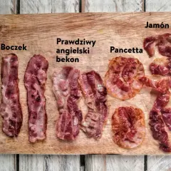 Boczek, prawdziwy angielski bekon, pancetta i jamón na desce. Różne rodzaje wędlin, które warto poznać.