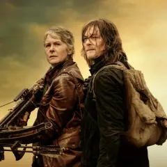 Carol i Daryl, bohaterowie seriali zombie, gotowi do walki z nieumarłymi. Ona z kuszą, on z plecakiem.