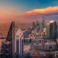 Zachód słońca nad Rijadem, Arabia Saudyjska. Wiza do tego kraju otwiera drogę do podziwiania nowoczesnej architektury i pustynnych krajobrazów.