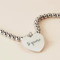 Pulsera de plata con corazón grabado "Te quiero", ideal para frases cortas para grabar en pulseras.