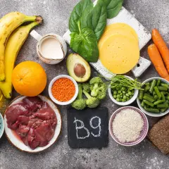Bananen, Orangen, Linsen, Spinat, Brokkoli, Erbsen, Bohnen, Leber, Reis, Karotten, Käse, Brot – alles vitamin b9 lebensmittel.