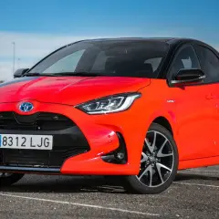 Toyota Yaris rojo, con un diseño deportivo que evoca la fuerza de los caballos salvajes.