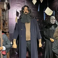 Postacie z Harry'ego Pottera w Muzeum Figur Woskowych Warszawa: Harry, Hagrid, Voldemort i Hermiona.