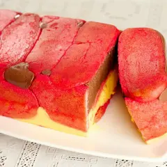 Zuppa inglese ricetta originale emiliana: strati di pan di spagna rosa, crema pasticcera gialla e cioccolato, decorata con savoiardi rossi e gocce di cioccolato.