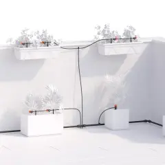 Sistema di irrigatore automatico per vasi fai da te con timer digitale collegato al rubinetto, che distribuisce acqua a piante in fioriere e vasi.