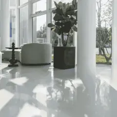 Nowoczesna, biała podłoga z żywicy, która odbija światło. Sprawdź, jaka jest podłoga z żywicy cena za metr.