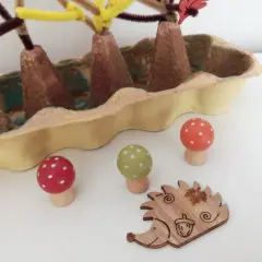 Jesienne **zabawki z wytłaczanek po jajkach**: jeżyk, muchomorki i drzewka z drucików.