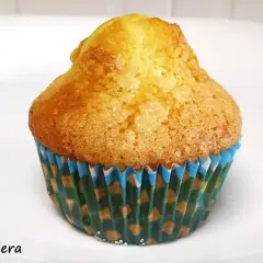 Una magdalena casera dorada y esponjosa, lista para disfrutar.