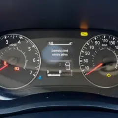 Kontrolki Renault Master 3: komunikat "Skontroluj układ wtrysku paliwa", wskaźnik paliwa, obrotomierz, prędkościomierz i kontrolka silnika.