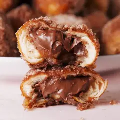 Bretzel au Nutella coupé en deux, révélant une garniture crémeuse au chocolat.