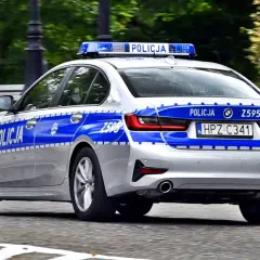 Radiowóz policyjny z napisem "POLICJA" i numerem rejestracyjnym HPZ C341, w ruchu drogowym.