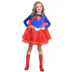 Dziewczynka w stroju Supergirl, idealnym na bal przebierańców. Czerwona spódniczka i peleryna, niebieska bluzka z logo S.
