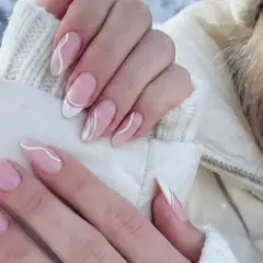 Vackra press on nails med en fransk manikyr och vita vågiga linjer. Perfekt för en vinterdag.