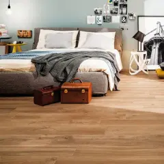 Camera da letto con pavimento in gres porcellanato effetto legno. Pro e contro: praticità e bellezza, ma attenzione alla posa.