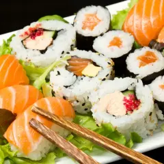 Talerz sushi z łososiem i warzywami. Czy sushi jest zdrowe? Tak, jeśli wybierasz świeże składniki i umiarkowane porcje ryżu.