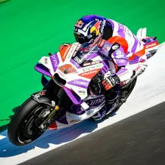 Johann Zarco, a piloto de MotoGP, compite a gran velocidad. Su edad no se refleja en su audacia en la pista.