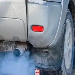 Dym z rury wydechowej samochodu z automatyczną skrzynią biegów. Jak zgasić rozbiegany silnik automat? Sprawdź porady.