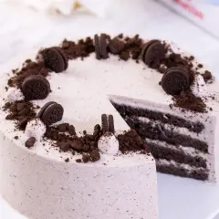 Pyszny tort z kremem oreo, ozdobiony pokruszonymi ciasteczkami i całymi oreo. Idealny na każdą okazję.