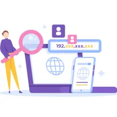 Człowiek z lupą bada adres IP na ekranie laptopa i telefonu. Dowiedz się, jak zmienić IP.