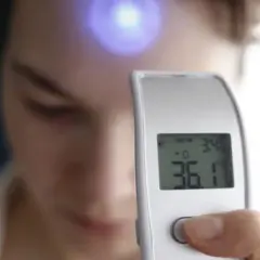 Mierzenie temperatury na lotnisku - jak technologia chroni zdrowie pasażerów