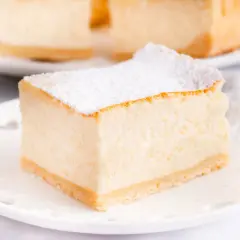 Sernik z serka mascarpone, lekki i puszysty, posypany cukrem pudrem. Prawdziwe niebo w gębie!