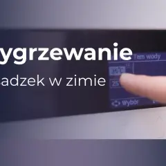 Wygrzewanie posadzek w zimie. Palec dotyka ekranu, ustawiając temperaturę podłogówki na 25°C.
