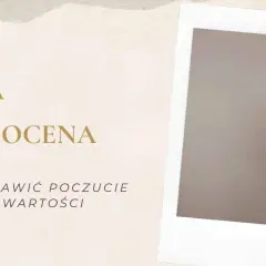 Niska samoocena w związku? Kobieta zakrywa twarz, symbolizując wstyd i niepewność. Jak poprawić poczucie własnej wartości?
