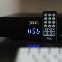 Pilot do odtwarzacza Hegel HD20 z widocznym napisem USB na wyświetlaczu urządzenia.