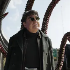 Alfred Molina jako Doktor Octopus w filmie "Spider-Man: Bez drogi do domu" z mechanicznymi mackami.