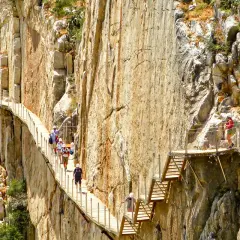 Vandrare på den dramatiska gångvägen Caminito del Rey nära Málaga, högt uppe på klippväggarna.