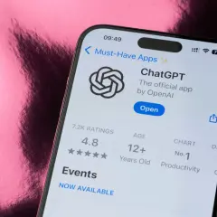 Ekran telefonu z oficjalną aplikacją ChatGPT od OpenAI. Aplikacja ma ocenę 4.8 gwiazdek i jest numerem 1 w kategorii Produktywność.