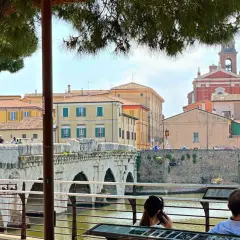 Ponte di Tiberio e palazzi colorati a Rimini, un'ottima idea per scoprire cosa vedere a Rimini e dintorni.