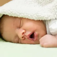 Dziecko śpi z otwartą buzią? Kiedy obserwować, a kiedy działać!