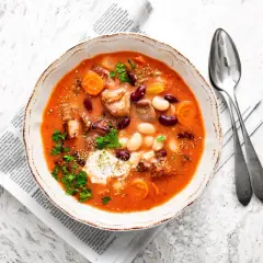 Gęsta, sycąca karmuszka zupa przepis. Mięso, fasola, marchewka i śmietana w aromatycznym sosie.