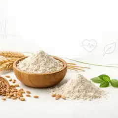 Kłosy pszenicy, drewniana łopatka z ziarnami i miseczka pełna mąki orkiszowej ig. Obok garść mąki i listki bazylii.