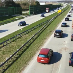 Korki na autostradzie, samochody jadą blisko siebie, tworząc niebezpieczną jazdę na zderzaku.