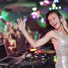 Jak znaleźć pracę jako DJ? Praktyczny przewodnik po zleceniach