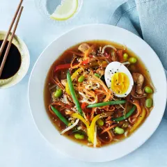 Enkel ramen recept med nudlar, grönsaker, ägg och kyckling i en smakrik buljong. Serveras med sojasås och ätpinnar.