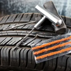 Kit de réparation de pneu sur une roue. Outil pour le dépannage, idéal pour estimer le prix réparation pneu.