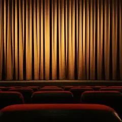 Ile trwa przerwa w teatrze? Odkryj tajemnice antraktów i ich długość