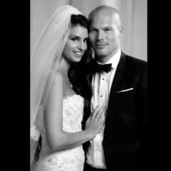 Fredrik Ljungberg och hans familj på bröllopsdagen. Bruden bär en slöja och en vacker klänning, medan brudgummen är klädd i smoking.