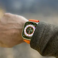 Apple Watch Ultra mit Kompass-App für die Navigation im Freien.