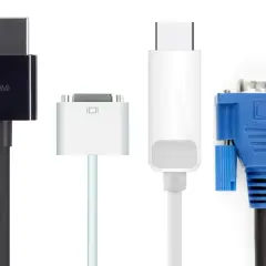 Czarny kabel HDMI, biały adapter, biały kabel USB-C i niebieski kabel VGA. Porównanie złącz: displayport vs hdmi i starsze standardy.