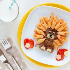 Un león hecho de hamburguesa y pasta, ideal para cenas para niños de 2 a 3 años. ¡Un plato divertido y nutritivo!