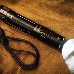 Czarna latarka Fenix PD36R Pro świeci mocnym światłem. Czy 1500 lumenów to dużo? Tak, to bardzo dużo światła do eksploracji!