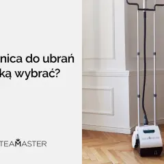 Parownica do ubrań Steam Master, stojąca na drewnianej podłodze, gotowa do prasowania.