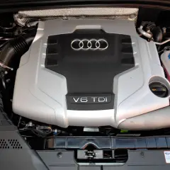 Silnik V6 TDI Audi z widocznym logo i oznaczeniem. Gotowy do pracy, zapewnia moc i wydajność.